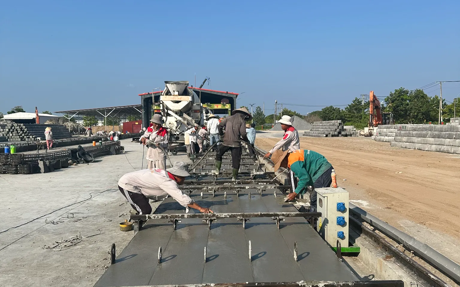 Concrete pile manufacturing process at Long Duc yard